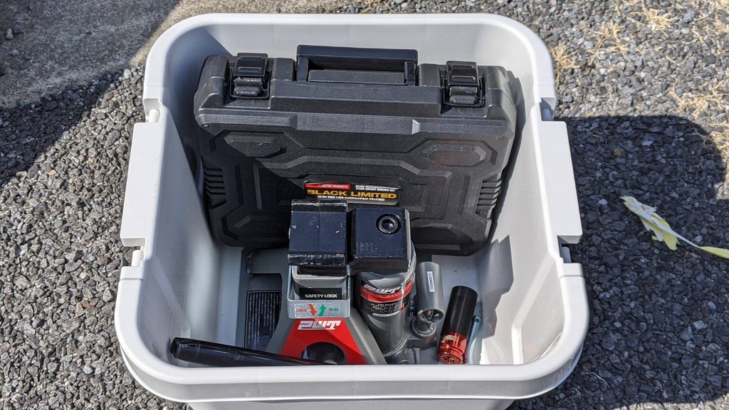 PWTジャッキとアストロプロダクツインパクトレンチと無印ポリプロピレンBOX