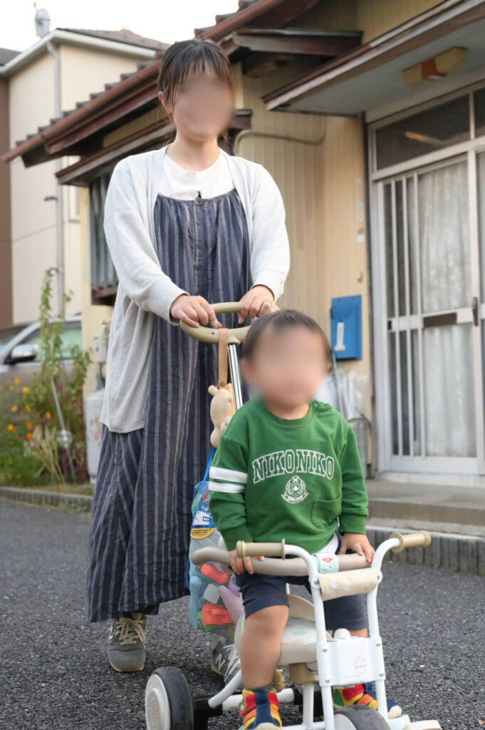 押され専門三輪車と母と子