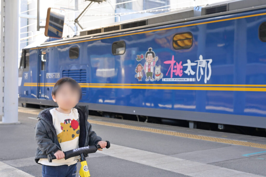 貨物列車桃太郎と子ども