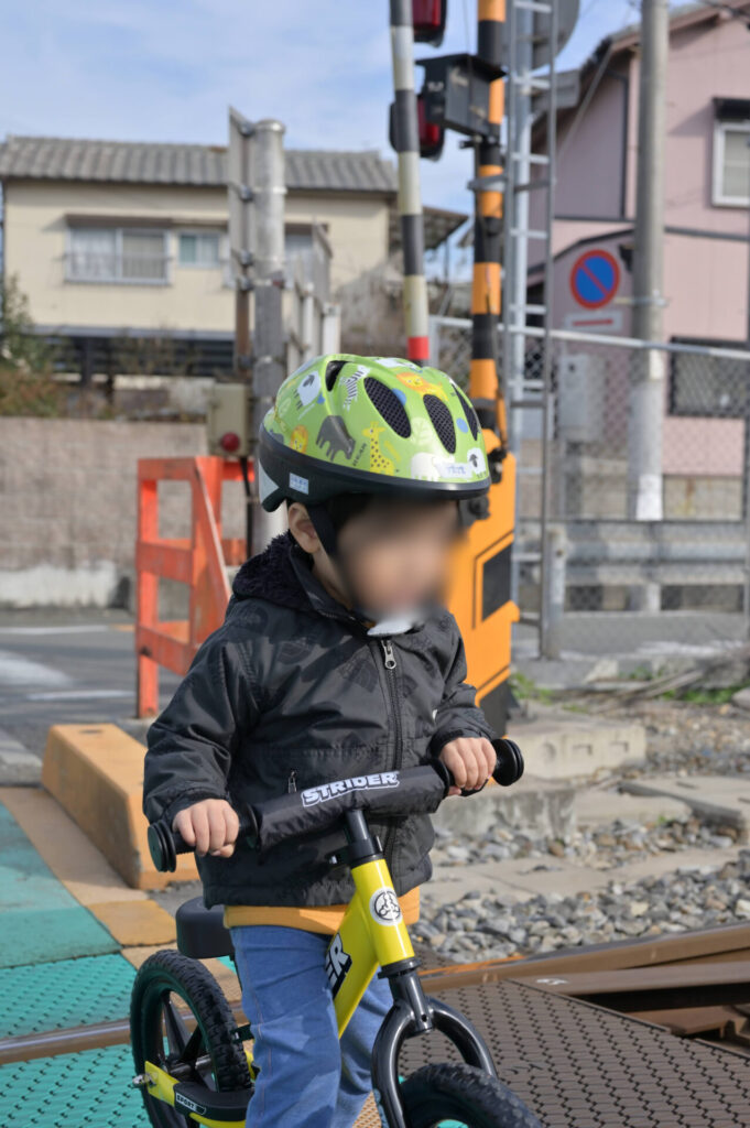踏切とストライダーと子ども