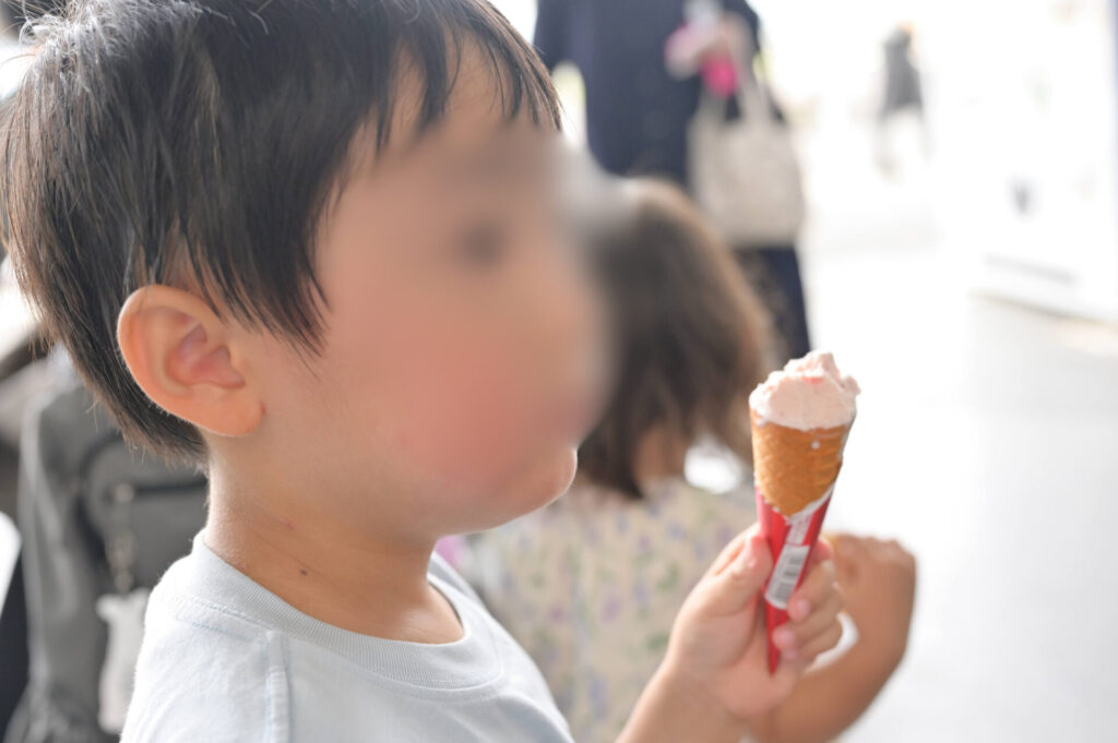 アイスを食べる子ども