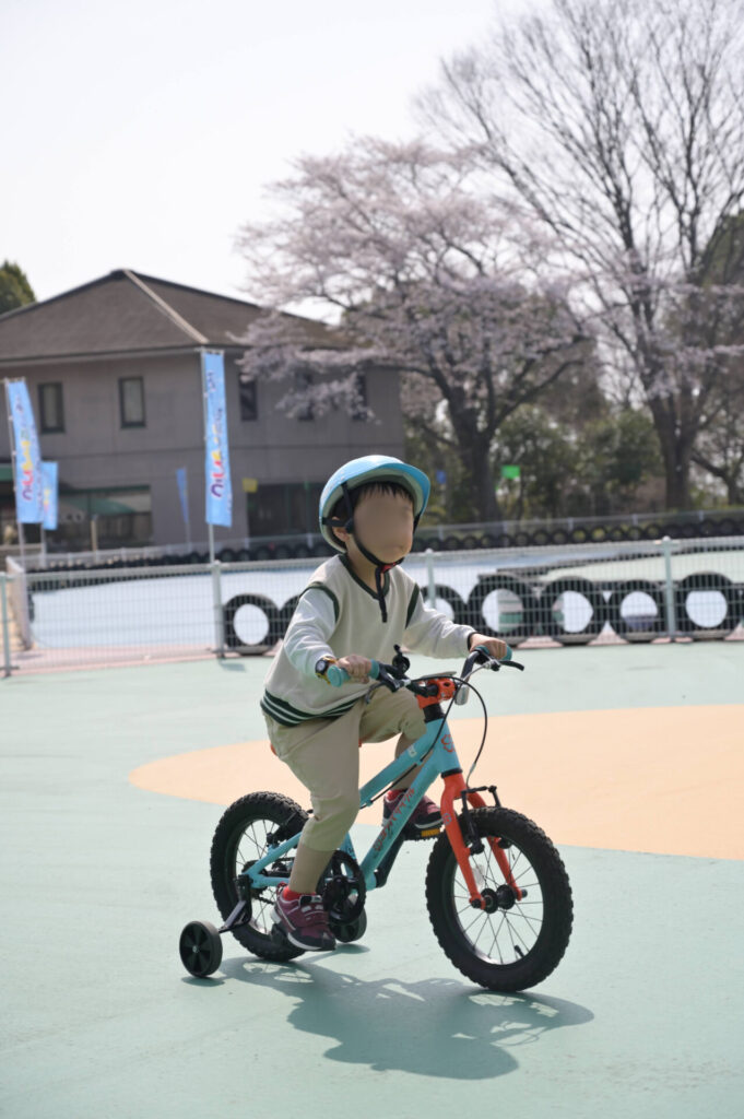 補助輪自転車に乗る子ども