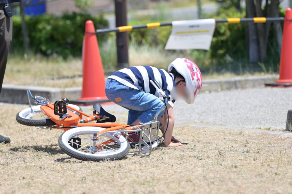 自転車の練習をするこども
