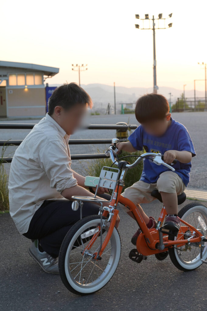 補助輪自転車と父と子