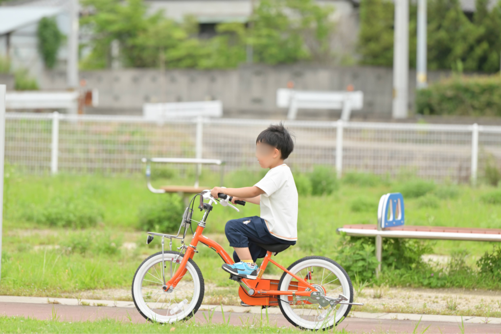 マンモスプレイパークで自転車に乗る息子