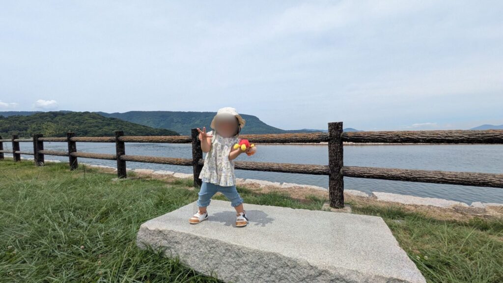 城岬公園、石のオブジェと娘
