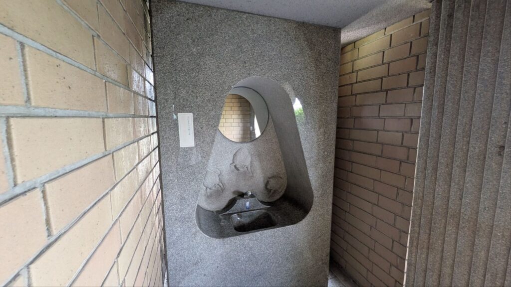 城岬公園、トイレの石のオブジェ