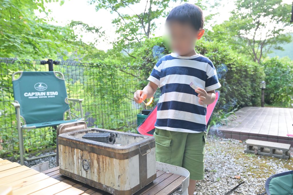 火起こしをする子ども