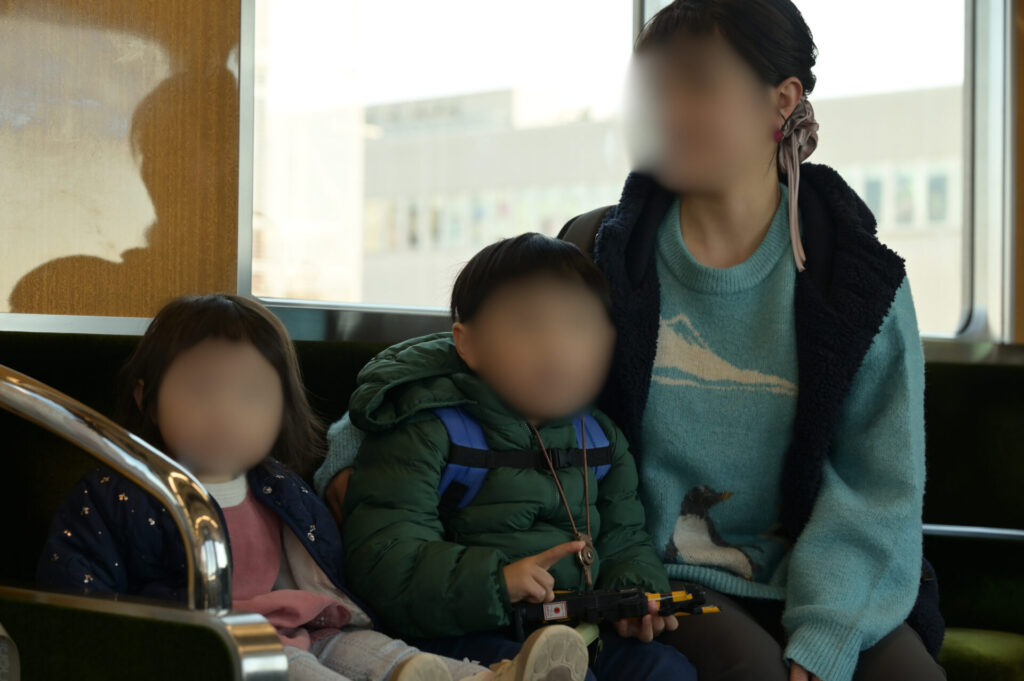 阪急電車内で撮影した逆光写真