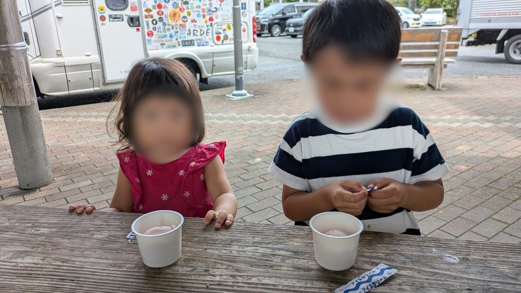 しまんとミルク工房のアイスと子ども