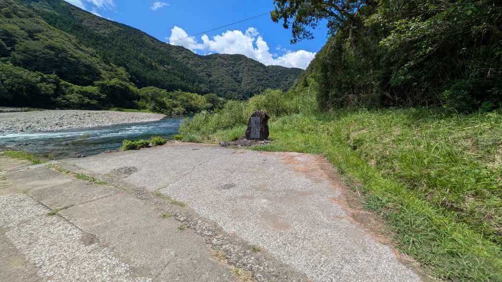向山橋(上岡沈下橋)駐車スペース