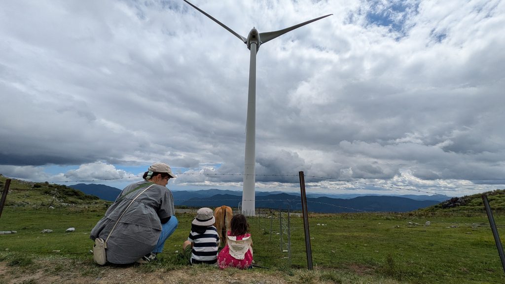四国カルスト風力発電機と家族