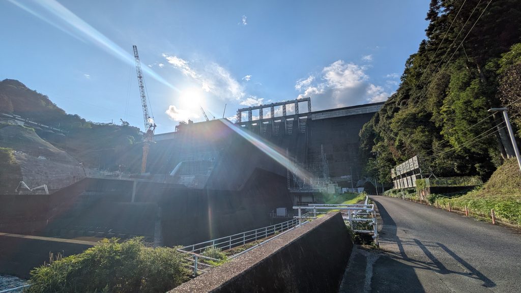 下から見た工事中の早明浦ダム