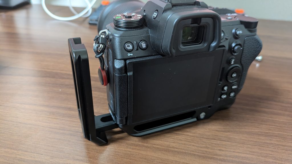 WEPOTOグリップと縦位置ブラケットを装着したZ6III。