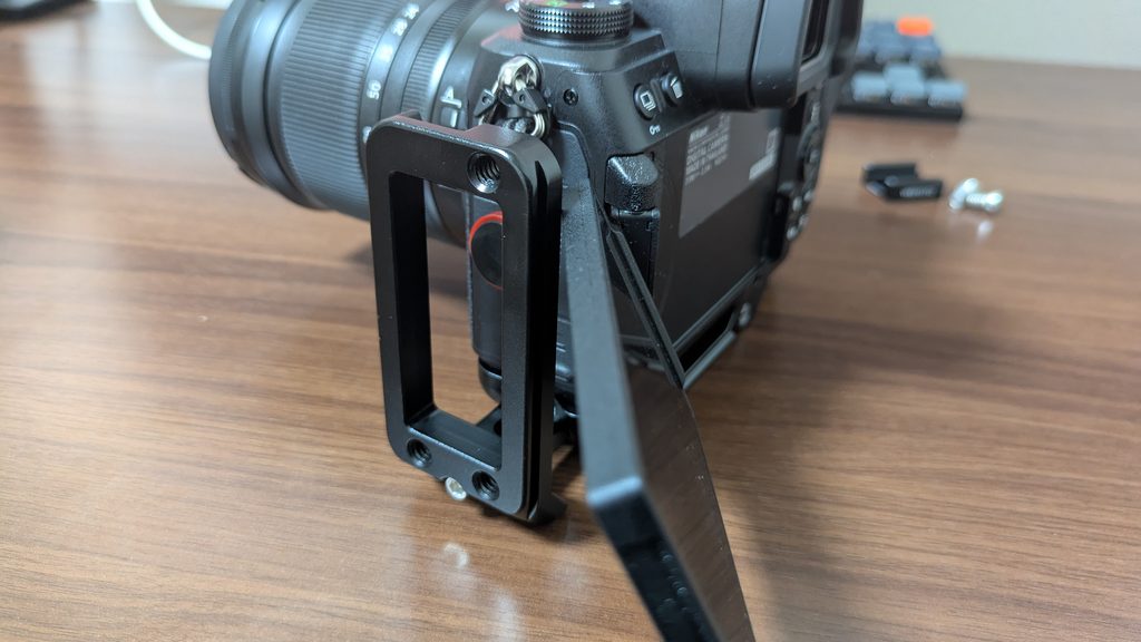 WEPOTOグリップと縦位置ブラケットを装着したZ6III。モニターが開かない