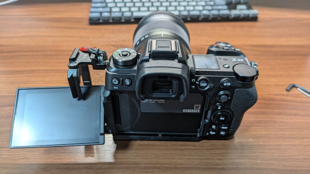 SmallligのL字ブラケット縦位置ブラケットのチルト液晶への影響
