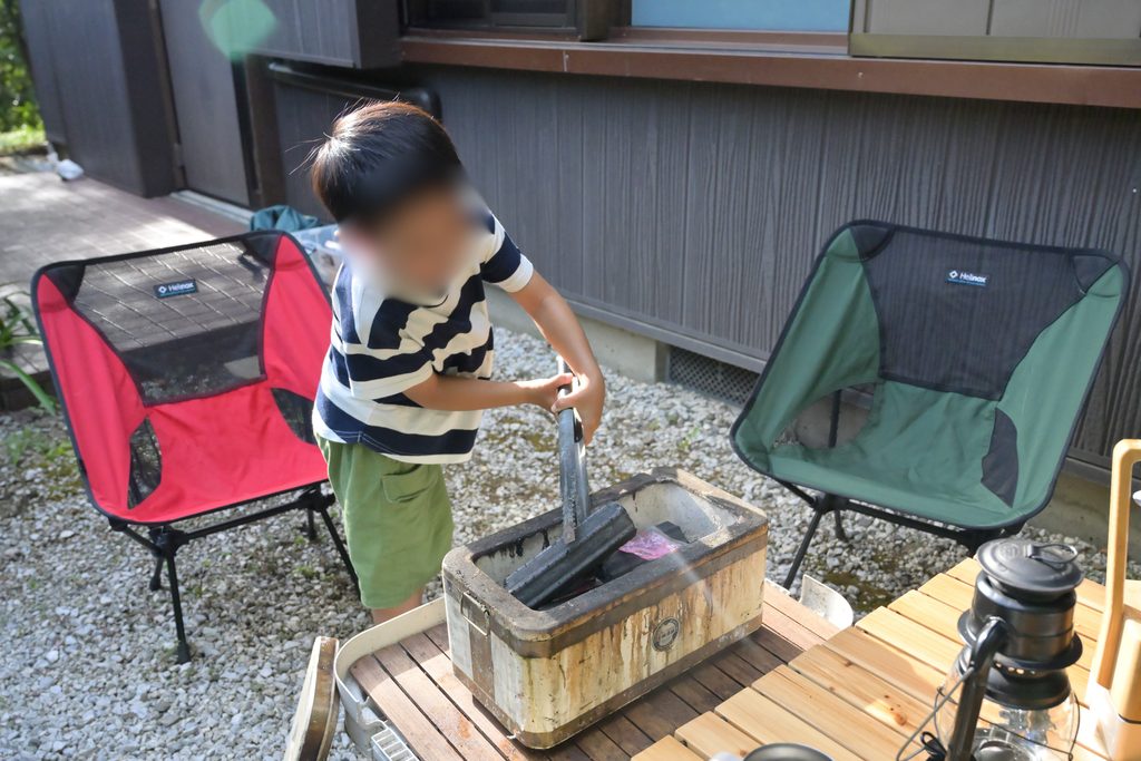 火起こしをする子ども