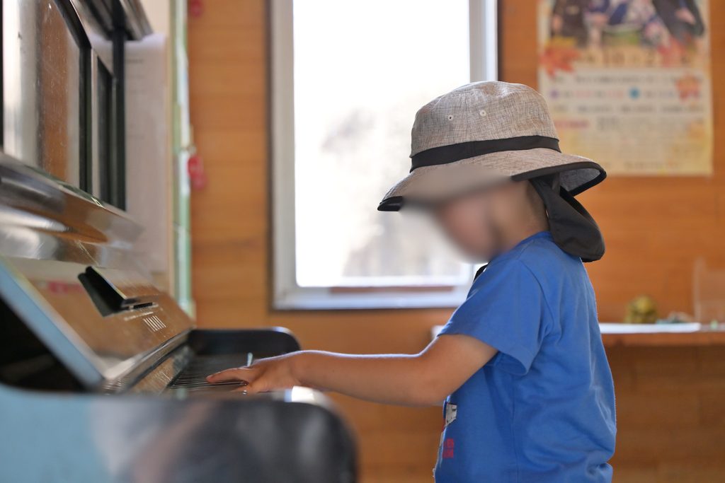 ピアノを引く子ども